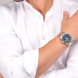 Φωτογραφία του ανδρικού ρολογιού Maserati Competizione R8853100027 φορεμένο σε μοντέλο, αναδεικνύοντας το δίχρωμο μπρασελέ και το μπλε καντράν με χρυσούς δείκτες.