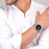 Φωτογραφία του ανδρικού ρολογιού Maserati Competizione R8853100028 φορεμένο σε μοντέλο, αναδεικνύοντας το ασημί μπρασελέ και το μαύρο καντράν με ασημί δείκτες.
