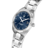 Φωτογραφία του μπλε καντράν του Maserati Competizione R8853100029 με ασημί δείκτες και ένδειξη ημερομηνίας, τζαμάκι από ορυκτό κρύσταλλο ειδικής σκλήρυνσης