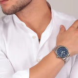 Φωτογραφία του ανδρικού ρολογιού Maserati Competizione R8853100029 φορεμένο σε μοντέλο, αναδεικνύοντας το ασημί μπρασελέ και το μπλε καντράν με ασημί δείκτες.