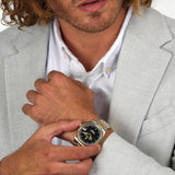 Φωτογραφία του ανδρικού ρολογιού Maserati Competizione R8853100042 φορεμένο σε μοντέλο, αναδεικνύοντας το δίχρωμο μπρασελέ και το μαύρο καντράν με χρυσούς δείκτες.