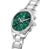 Φωτογραφία του πράσινου καντράν του Maserati Competizione R8853100044 με ασημένιους δείκτες, ενδείξεις ημέρας, ημερομηνίας και διπλής ώρας, τζαμάκι από ορυκτό κρύσταλλο ειδικής σκλήρυνσης.