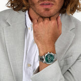 Φωτογραφία του ανδρικού ρολογιού Maserati Competizione R8853100044 φορεμένο σε μοντέλο, αναδεικνύοντας το ασημί μπρασελέ και το πράσινο καντράν με ασημένιους δείκτες.