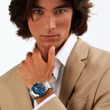 Φωτογραφία του ανδρικού ρολογιού Maserati Competizione R8873600002 φορεμένο σε μοντέλο, αναδεικνύοντας το ασημί μπρασελέ και το μπλε καντράν με ασημένιους δείκτες.