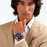 Φωτογραφία του ανδρικού ρολογιού Maserati Competizione R8873600005 φορεμένο σε μοντέλο, αναδεικνύοντας το μαύρο μπρασελέ PVD Gun και το μπλε καντράν με ασημένιους δείκτες.