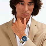 Φωτογραφία του ανδρικού ρολογιού Maserati Competizione R8873600006 φορεμένο σε μοντέλο, αναδεικνύοντας το δίχρωμο μπρασελέ και το μπλε καντράν με ασημένιους δείκτες.