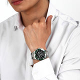 Φωτογραφία του ανδρικού ρολογιού Maserati Competizione R8873600008 φορεμένο σε μοντέλο, αναδεικνύοντας το ασημί μπρασελέ και το μαύρο καντράν με ασημένιους δείκτες.