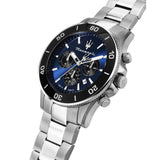 Φωτογραφία του μπλε καντράν του Maserati Competizione R8873600009 με ασημένιους δείκτες, ενδείξεις ημερομηνίας και διπλής ώρας, τζαμάκι από ορυκτό κρύσταλλο ειδικής σκλήρυνσης.