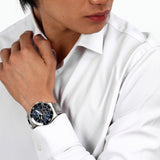 Φωτογραφία του ανδρικού ρολογιού Maserati Competizione R8873600009 φορεμένο σε μοντέλο, αναδεικνύοντας το ασημί μπρασελέ και το μπλε καντράν με ασημένιους δείκτες.