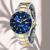 Φωτογραφία του μπλε καντράν του Maserati Competizione R8873600010 με ασημένιους δείκτες και ένδειξη ημερομηνίας, τζαμάκι από ορυκτό κρύσταλλο ειδικής σκλήρυνσης.