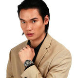 Φωτογραφία του ανδρικού ρολογιού Maserati Epoca R8823118015 φορεμένο σε μοντέλο, αναδεικνύοντας το ασημί μπρασελέ και το μαύρο καντράν με χρυσούς δείκτες