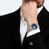 Φωτογραφία του ανδρικού ρολογιού Maserati Epoca R8823118018 φορεμένο σε μοντέλο, αναδεικνύοντας το ασημί μπρασελέ και το μπλε καντράν με ασημένιους δείκτες.