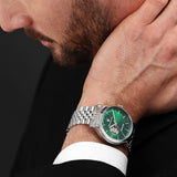 Φωτογραφία του ανδρικού ρολογιού Maserati Epoca R8823118019 φορεμένο σε μοντέλο, αναδεικνύοντας το ασημί μπρασελέ και το πράσινο καντράν.