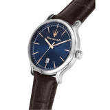 Φωτογραφία του μπλε καντράν του Maserati Epoca R8851118016 με χρυσούς δείκτες και ένδειξη ημερομηνίας, τζαμάκι από ορυκτό κρύσταλλο ειδικής σκλήρυνσης.