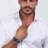 Φωτογραφία του ανδρικού ρολογιού Maserati Epoca R8851118016 φορεμένο σε μοντέλο, αναδεικνύοντας το καφέ δερμάτινο λουράκι και το μπλε καντράν με χρυσούς δείκτες.