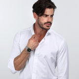 Φωτογραφία του ανδρικού ρολογιού Maserati Epoca R8853118024 φορεμένο σε μοντέλο, αναδεικνύοντας το ασημί μπρασελέ από ανοξείδωτο ατσάλι και το μαύρο καντράν με χρυσούς δείκτες.