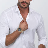 Φωτογραφία του ανδρικού ρολογιού Maserati Epoca R8873618023 χρονογράφου φορεμένο σε μοντέλο, αναδεικνύοντας το χρυσό μπρασελέ από ανοξείδωτο ατσάλι και το μαύρο καντράν με χρυσούς δείκτες.