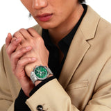 Φωτογραφία του ανδρικού ρολογιού Maserati Epoca R8873618033 χρονογράφου φορεμένο σε μοντέλο, αναδεικνύοντας το ασημί μπρασελέ από ανοξείδωτο ατσάλι και το πράσινο καντράν.