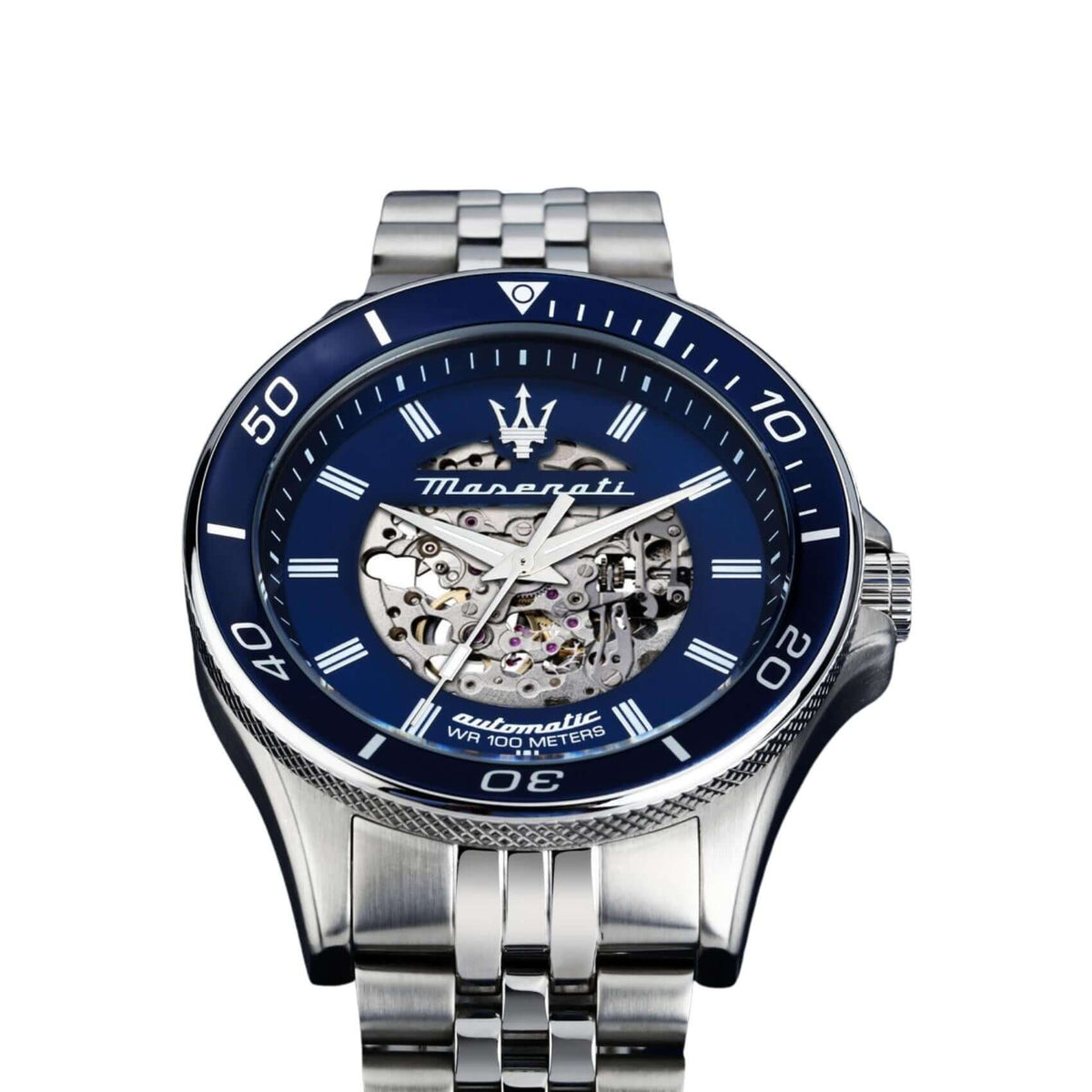 Φωτογραφία του μπλε καντράν του Maserati Sfida R8823140011 με ασημένιους δείκτες και εμφανή μηχανισμό, αχάρακτο κρύσταλλο από ζαφείρι.