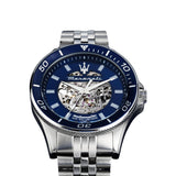 Φωτογραφία του μπλε καντράν του Maserati Sfida R8823140011 με ασημένιους δείκτες και εμφανή μηχανισμό, αχάρακτο κρύσταλλο από ζαφείρι.
