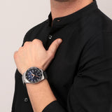 Φωτογραφία του ανδρικού ρολογιού Maserati Sfida R8853140001 φορεμένο σε μοντέλο, αναδεικνύοντας το ασημί μπρασελέ και το δίχρωμο μαύρο-μπλε καντράν.