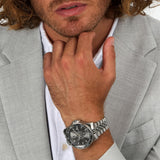 Φωτογραφία του ανδρικού ρολογιού Maserati Sfida R8853140010 φορεμένο σε μοντέλο, αναδεικνύοντας το ασημί μπρασελέ από ανοξείδωτο ατσάλι και το γκρι καντράν