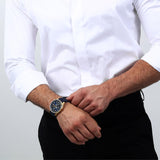 Φωτογραφία του ανδρικού ρολογιού Maserati Sfida R8871640004 χρονογράφου φορεμένο σε μοντέλο, αναδεικνύοντας το μπλε λουράκι από καουτσούκ και τη χρυσή κάσα με το μπλε καντράν.