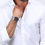 Φωτογραφία του ανδρικού ρολογιού Maserati Sfida R8873640015 χρονογράφου φορεμένο σε μοντέλο, αναδεικνύοντας το ασημί μπρασελέ από ανοξείδωτο ατσάλι και το μαύρο καντράν.