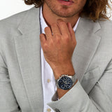 Φωτογραφία του ανδρικού ρολογιού Maserati Sfida R8873640025 χρονογράφου φορεμένο σε μοντέλο, αναδεικνύοντας το ασημί μπρασελέ από ανοξείδωτο ατσάλι και το μπλε καντράν.