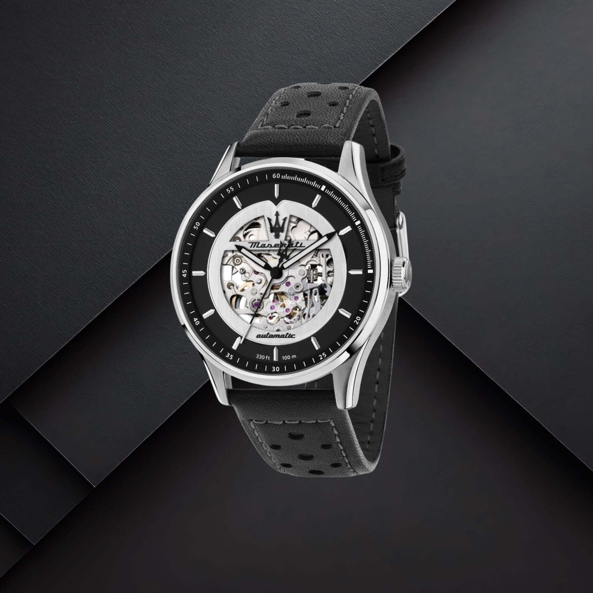 Ανδρικό ρολόι Maserati Sorpasso R8821124004 με ασημί και skeleton μαύρο καντράν και μαύρο δερμάτινο λουράκι.
