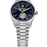 Φωτογραφία του μπλε καντράν του Maserati Sorpasso R8823124002 με εμφανή μηχανισμό και επίχρυσους δείκτες, αχάρακτο κρύσταλλο από ζαφείρι.