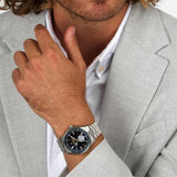 Φωτογραφία του ανδρικού ρολογιού Maserati Sorpasso R8823124002 με αυτόματο μηχανισμό φορεμένο σε μοντέλο, αναδεικνύοντας το ασημί μπρασελέ και το μπλε καντράν με εμφανή μηχανισμό.