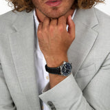 Φωτογραφία του ανδρικού ρολογιού Maserati Sorpasso R8851124003 φορεμένο σε μοντέλο, αναδεικνύοντας το καφέ δερμάτινο λουράκι και το μπλε καντράν με ασημένιους δείκτες.