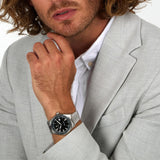 Φωτογραφία του ανδρικού ρολογιού Maserati Sorpasso R8853124003 φορεμένο σε μοντέλο, αναδεικνύοντας το ασημί μπρασελέ από ανοξείδωτο ατσάλι και το μαύρο καντράν.