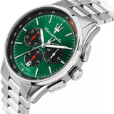 Φωτογραφία του πράσινου καντράν του Maserati Sorpasso R8873624002 χρονογράφου με ασημί δείκτες, υποκαντράν και ένδειξη ημερομηνίας, τζάμάκι από ορυκτό κρύσταλλο ειδικής σκλήρυνσης.