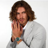 Φωτογραφία του ανδρικού ρολογιού Maserati Sorpasso R8873624002 χρονογράφου φορεμένο σε μοντέλο, αναδεικνύοντας το ασημί μπρασελέ από ανοξείδωτο ατσάλι και το πράσινο καντράν.