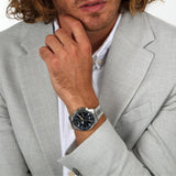 Φωτογραφία του ανδρικού ρολογιού Maserati Sorpasso R8873624004 χρονογράφου φορεμένο σε μοντέλο, αναδεικνύοντας το ασημί μπρασελέ από ανοξείδωτο ατσάλι και το μπλε καντράν.