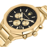 Φωτογραφία του μαύρου καντράν του Maserati Stile R8873642001 χρονογράφου με χρυσούς δείκτες, υποκαντράν και ένδειξη ημερομηνίας, τζάμάκι από ορυκτό κρύσταλλο ειδικής σκλήρυνσης.