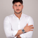 Φωτογραφία του ανδρικού ρολογιού Maserati Stile R8873642006 χρονογράφου φορεμένο σε μοντέλο, αναδεικνύοντας το ασημί μπρασελέ από ανοξείδωτο ατσάλι και το μπλε καντράν.