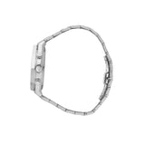 Πλάγια λήψη του Maserati Stile R8873642006 χρονογράφου που αναδεικνύει την κάσα 45mm και το ασημί μπρασελέ από ανοξείδωτο ατσάλι.