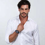 Φωτογραφία του ανδρικού ρολογιού Maserati Stile R8873642008 χρονογράφου φορεμένο σε μοντέλο, αναδεικνύοντας το μπλε μπρασελέ και το μπλε καντράν με ροζ χρυσούς δείκτες.