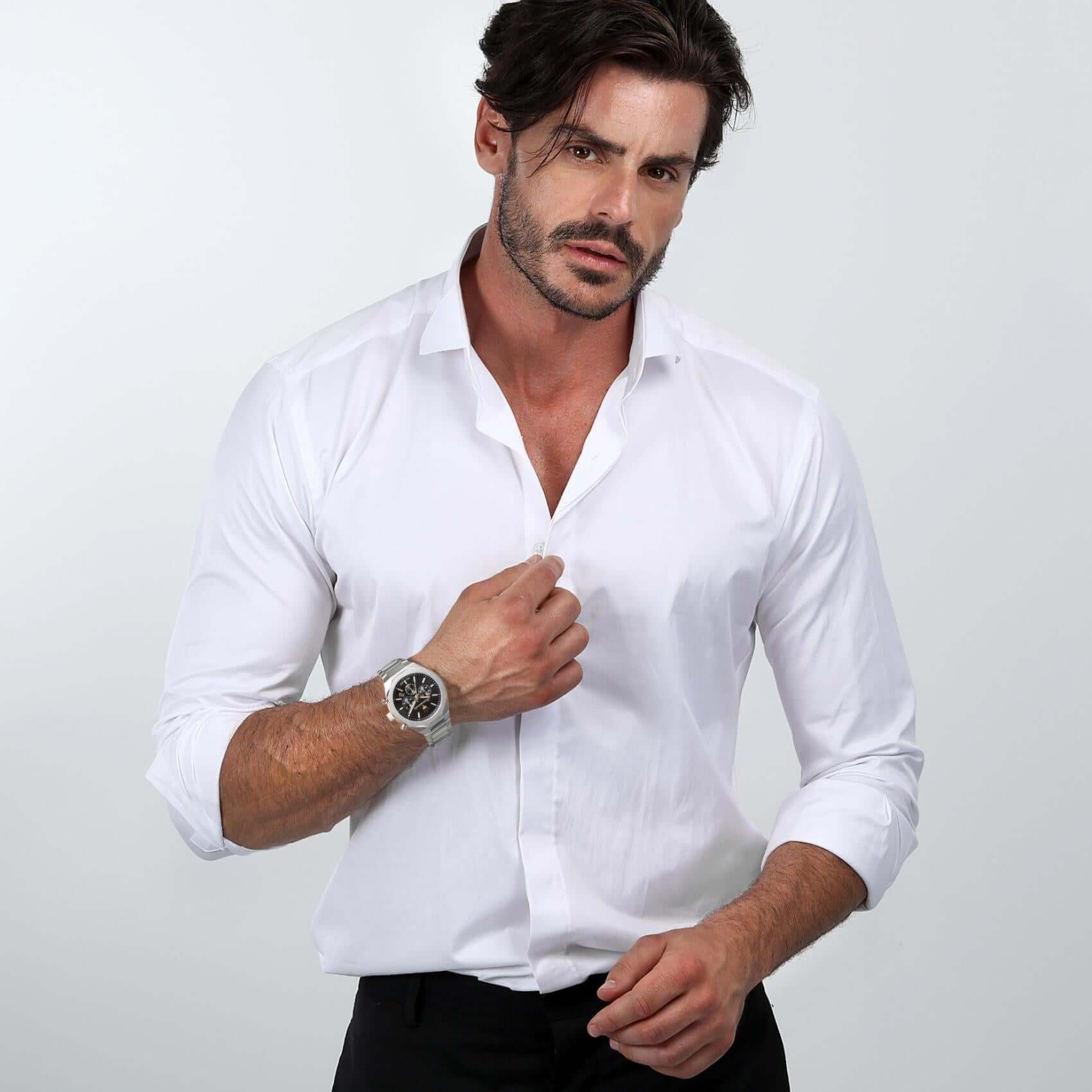 Φωτογραφία του ανδρικού ρολογιού Maserati Stile R8873642010 χρονογράφου φορεμένο σε μοντέλο, αναδεικνύοντας το ασημί μπρασελέ από ανοξείδωτο ατσάλι και το μαύρο καντράν με επίχρυσους δείκτε