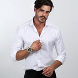 Φωτογραφία του ανδρικού ρολογιού Maserati Stile R8873642010 χρονογράφου φορεμένο σε μοντέλο, αναδεικνύοντας το ασημί μπρασελέ από ανοξείδωτο ατσάλι και το μαύρο καντράν με επίχρυσους δείκτε