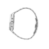 Πλάγια λήψη του Maserati Stile R8873642010 χρονογράφου που αναδεικνύει την κάσα 45mm και το ασημί μπρασελέ από ανοξείδωτο ατσάλι.