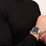 Φωτογραφία του ανδρικού ρολογιού Maserati Successo R8853121006 φορεμένο σε μοντέλο, αναδεικνύοντας το ασημί μπρασελέ από ανοξείδωτο ατσάλι και το μαύρο καντράν.