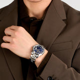 Φωτογραφία του ανδρικού ρολογιού Maserati Successo R8853121011 φορεμένο σε μοντέλο, αναδεικνύοντας το δίχρωμο μπρασελέ σε ασημί και χρυσό και το μπλε καντράν.