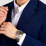 Φωτογραφία του ανδρικού ρολογιού Maserati Successo R8853121012 φορεμένο σε μοντέλο, αναδεικνύοντας το ασημί μπρασελέ από ανοξείδωτο ατσάλι και το μαύρο καντράν.