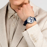 Φωτογραφία του ανδρικού ρολογιού Maserati Successo R8871621042 χρονογράφου φορεμένο σε μοντέλο, αναδεικνύοντας το μπλε λουράκι από καουτσούκ και το μπλε καντράν.