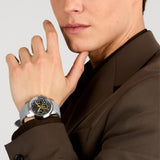 Φωτογραφία του ανδρικού ρολογιού Maserati Successo R8871621043 χρονογράφου φορεμένο σε μοντέλο, αναδεικνύοντας το γκρι λουράκι από καουτσούκ και το γκρι καντράν