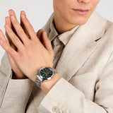 Φωτογραφία του ανδρικού ρολογιού Maserati Successo R8873621043 χρονογράφου φορεμένο σε μοντέλο, αναδεικνύοντας το ασημί μπρασελέ από ανοξείδωτο ατσάλι και το πράσινο καντράν.